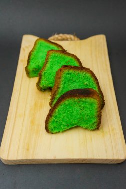 Pandan şifon pastası geleneksel Endonezya tatlı pastasıdır. Yumurta beyazı, yumurta sarısı ve sebze yağından yapılmış pasta. Bu malzemeler pastanın dokusunu yumuşak, havadar ve yumuşak tutar..