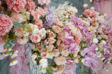 Düğün ya da nişan töreni için çiçek dekorasyonunu kapat.