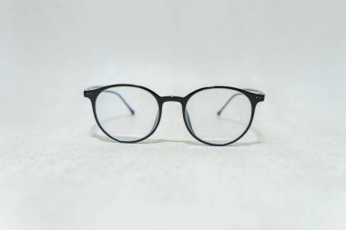 Beyaz arkaplanda izole edilmiş basit bir klasik stile sahip siyah gözlüklerin ön görünümü.