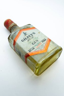 Gilbey 's Gin 1857, damıtma sürecinden kaynaklanan ve kendine özgü ve güçlü bir tadı olan alkollü bir içecektir. Pernod Ricard 'a ait bir cin markası ve İngiltere' de James Burrough 'un şirketi tarafından şişelenmiş ve dağıtılmış..