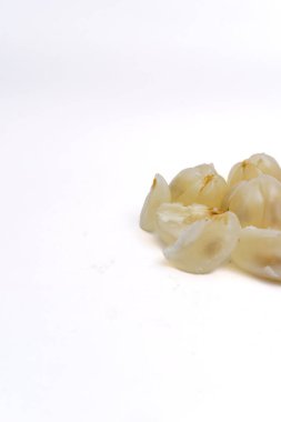 Duku meyvesi ya da Lansium parazitinin etine yakından bakın. Bu tropikal meyveler Batı Asya 'dan beyaz arka planda izole edilmiş olarak geliyor..