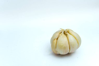 Beyaz arkaplanda taze sarımsak ya da Allium sativum izole edilmiş..