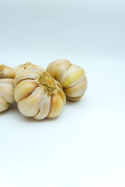 Beyaz arkaplanda taze sarımsak ya da Allium sativum izole edilmiş..