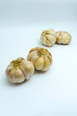 Beyaz arkaplanda taze sarımsak ya da Allium sativum izole edilmiş..