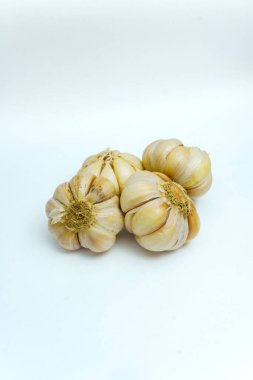 Beyaz arkaplanda taze sarımsak ya da Allium sativum izole edilmiş..
