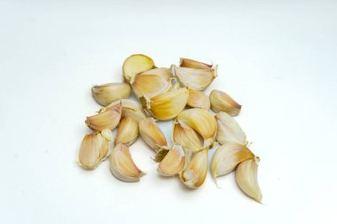 Beyaz arkaplanda taze sarımsak ya da Allium sativum izole edilmiş..