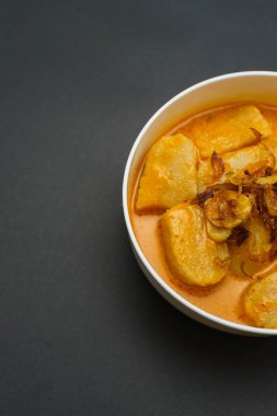 Laksan sago ve balıktan yapılan tipik bir Palembang yemeğidir. Laksan, Hindistan cevizi sütü sosu ile servis edilen oval bir şekilde yapılır. Siyah arkaplanda izole.