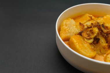 Laksan sago ve balıktan yapılan tipik bir Palembang yemeğidir. Laksan, Hindistan cevizi sütü sosu ile servis edilen oval bir şekilde yapılır. Siyah arkaplanda izole.