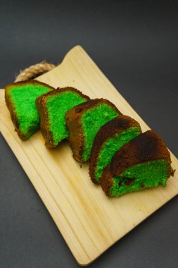 Pandan şifon pastası geleneksel Endonezya tatlı pastasıdır. Yumurta beyazı, yumurta sarısı ve sebze yağından yapılmış pasta. Bu malzemeler pastanın dokusunu yumuşak, havadar ve yumuşak tutar..