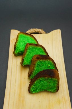Pandan şifon pastası geleneksel Endonezya tatlı pastasıdır. Yumurta beyazı, yumurta sarısı ve sebze yağından yapılmış pasta. Bu malzemeler pastanın dokusunu yumuşak, havadar ve yumuşak tutar..