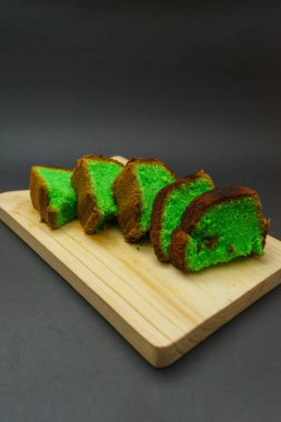 Pandan şifon pastası geleneksel Endonezya tatlı pastasıdır. Yumurta beyazı, yumurta sarısı ve sebze yağından yapılmış pasta. Bu malzemeler pastanın dokusunu yumuşak, havadar ve yumuşak tutar..