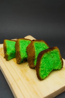 Pandan şifon pastası geleneksel Endonezya tatlı pastasıdır. Yumurta beyazı, yumurta sarısı ve sebze yağından yapılmış pasta. Bu malzemeler pastanın dokusunu yumuşak, havadar ve yumuşak tutar..