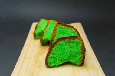 Pandan şifon pastası geleneksel Endonezya tatlı pastasıdır. Yumurta beyazı, yumurta sarısı ve sebze yağından yapılmış pasta. Bu malzemeler pastanın dokusunu yumuşak, havadar ve yumuşak tutar..