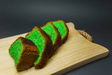 Pandan şifon pastası geleneksel Endonezya tatlı pastasıdır. Yumurta beyazı, yumurta sarısı ve sebze yağından yapılmış pasta. Bu malzemeler pastanın dokusunu yumuşak, havadar ve yumuşak tutar..