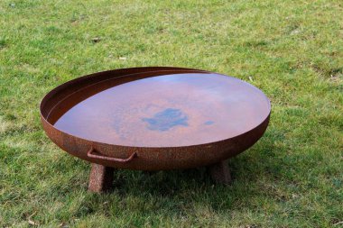 Parktaki fıskiye paslanmış ocak.