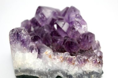 Beyaz arkaplanda makro mineral taş piriti