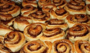 Tatlı tarçınlı börekler pastanede