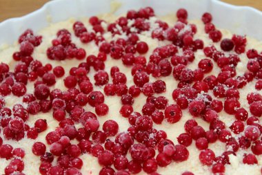 Ahududu ve kirazlı lezzetli bir pasta. Lezzetli tatlı. Kapat. Frenk üzümü ev yapımı.
