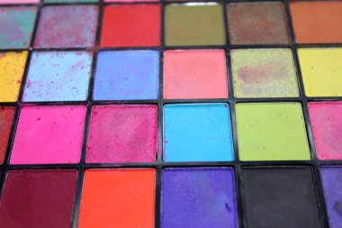 renkli göz gölgeler paleti