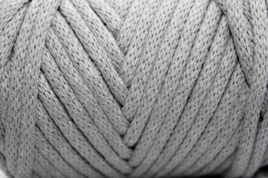 Beyaz arka plan makrome desen ipine sahip siyah beyaz bir halatı kapat