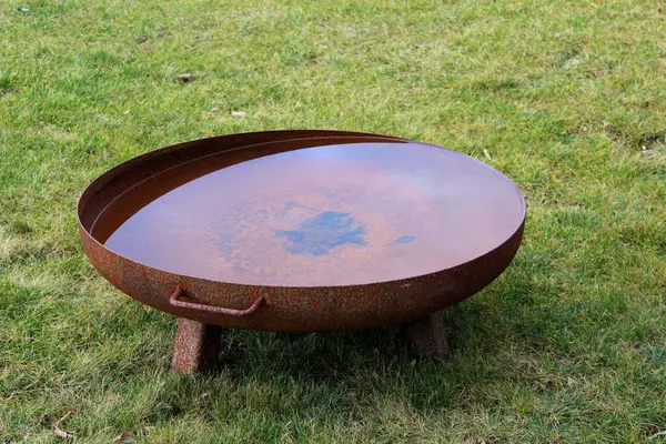 Parktaki fıskiye paslanmış ocak.