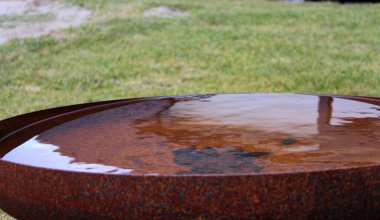 Parktaki fıskiye paslanmış ocak.