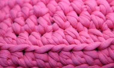 Arkaplan örgüsü olarak pembe ve mor örülmüş kumaş