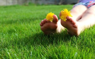 Yeşil çimenlikteki çocuk.