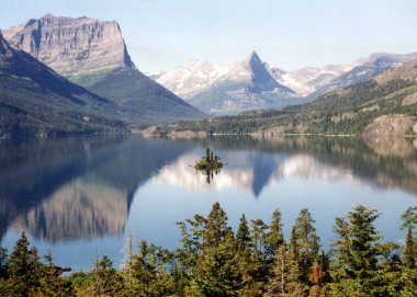Dağlardaki güzel göl