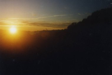 Dağların ardında güzel bir gün batımı