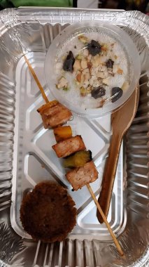 Sebze ve soslu ızgara balık.