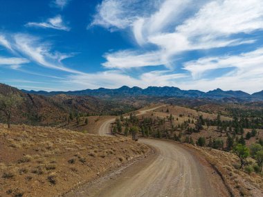 Dağlardaki kırsal yolun yukarıdan görünüşü, Colorado, Birleşik Devletler.