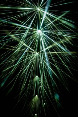 Yeşil lazer ışınlarının dinamik patlaması geceyi enerjiyle canlandırıyor..