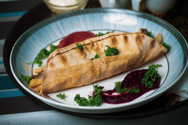 Domates ezmeli ve baharatlı Shawarma..