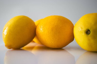 Dondurucudan yeni çıkmış taze organik limonlar.