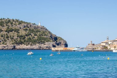 Huzurlu bir sahne, az yol alan yelkenli tekneleriyle başlar.