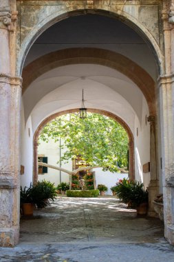 Resimli bir İspanyol girişi geniş bir avluya işaret ediyor. 