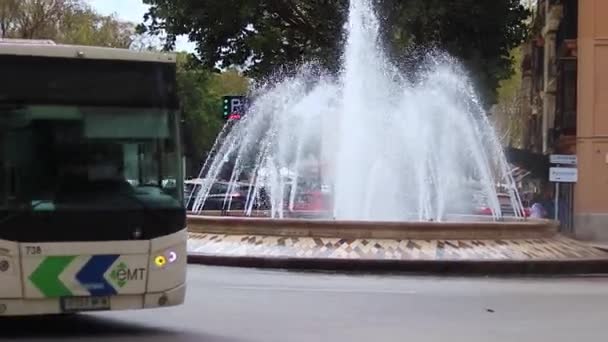 Dynamická Městská Scéna Zachycuje Autobus Který Zatáčí Přímo Před Kamerou — Stock video