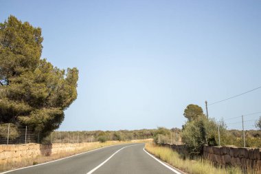 Dolambaçlı bir yol çizgili kırsal bölgede dolanıyor, Lea