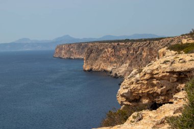 Dramatik bir sahil uçurumu berrak mavi denizle buluşuyor. Engebeli uçurumlar, aşağıdaki dingin ve canlı sularla çok güzel tezat oluşturarak nefes kesici bir doğal güzellik manzarası yaratıyor. Seyahat, macera, doğa ve kıyı manzaraları için mükemmel..