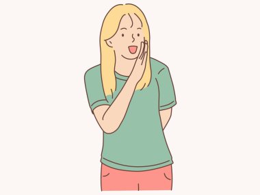 Kadın önemli bir şey hakkında fısıldıyor.