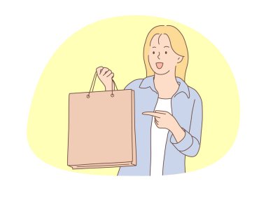 Alışveriş çantası kullanan bir kadının resmi