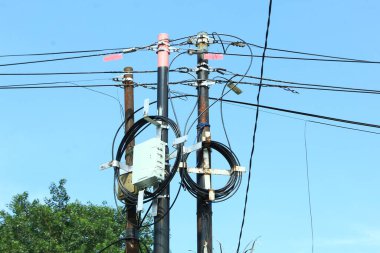 telefon sinyali yakalayıcı kulesi güzel bir gökyüzü arka planına sahip