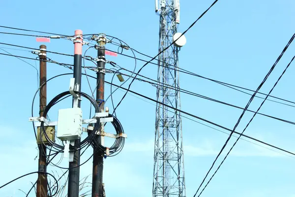 telefon sinyali yakalayıcı kulesi güzel bir gökyüzü arka planına sahip