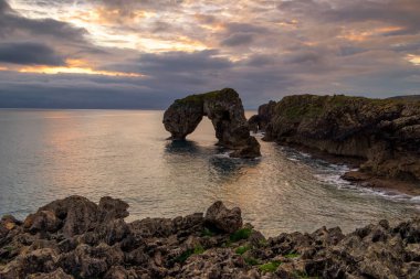 El Castro de las Gaviotas es una tekil formacin rocosa que contramos frante a la costa Asturiana, on la localidad de Villahormes