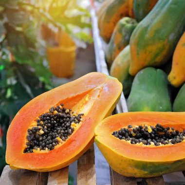 Masada taze papaya meyveleri ve papaya meyveleri var..