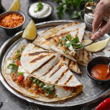 Meksika usulü lezzetli bir Quesadilla tabağı, tavuk ve sebzeli..