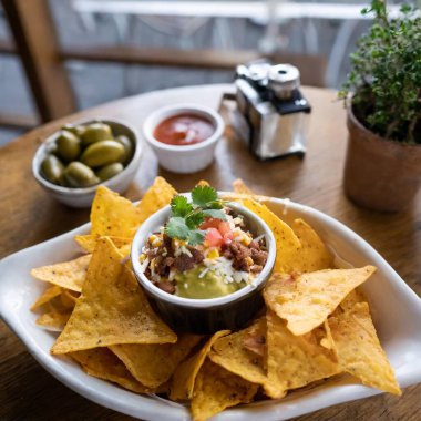 Meksika cipsi, guacamole, salsa, guacamole ve cips.