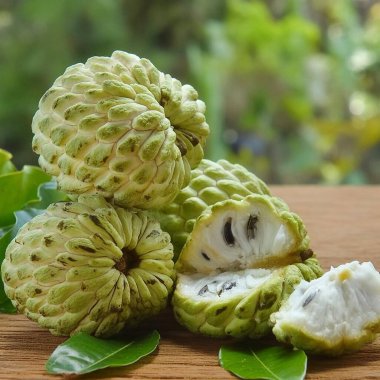 Tahta masadaki taze Durian 'ı kapat.