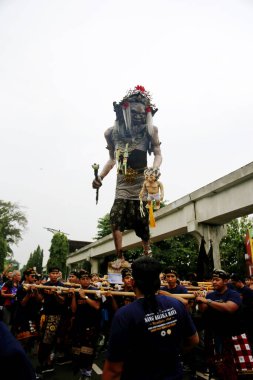 Jakarta, Endonezya. 10 Mart 2024. Ogoh-ogoh geçit töreni, Nyepi Günü 1946 'yı TMII turizm merkezi Jakarta' nın ana caddesinde 